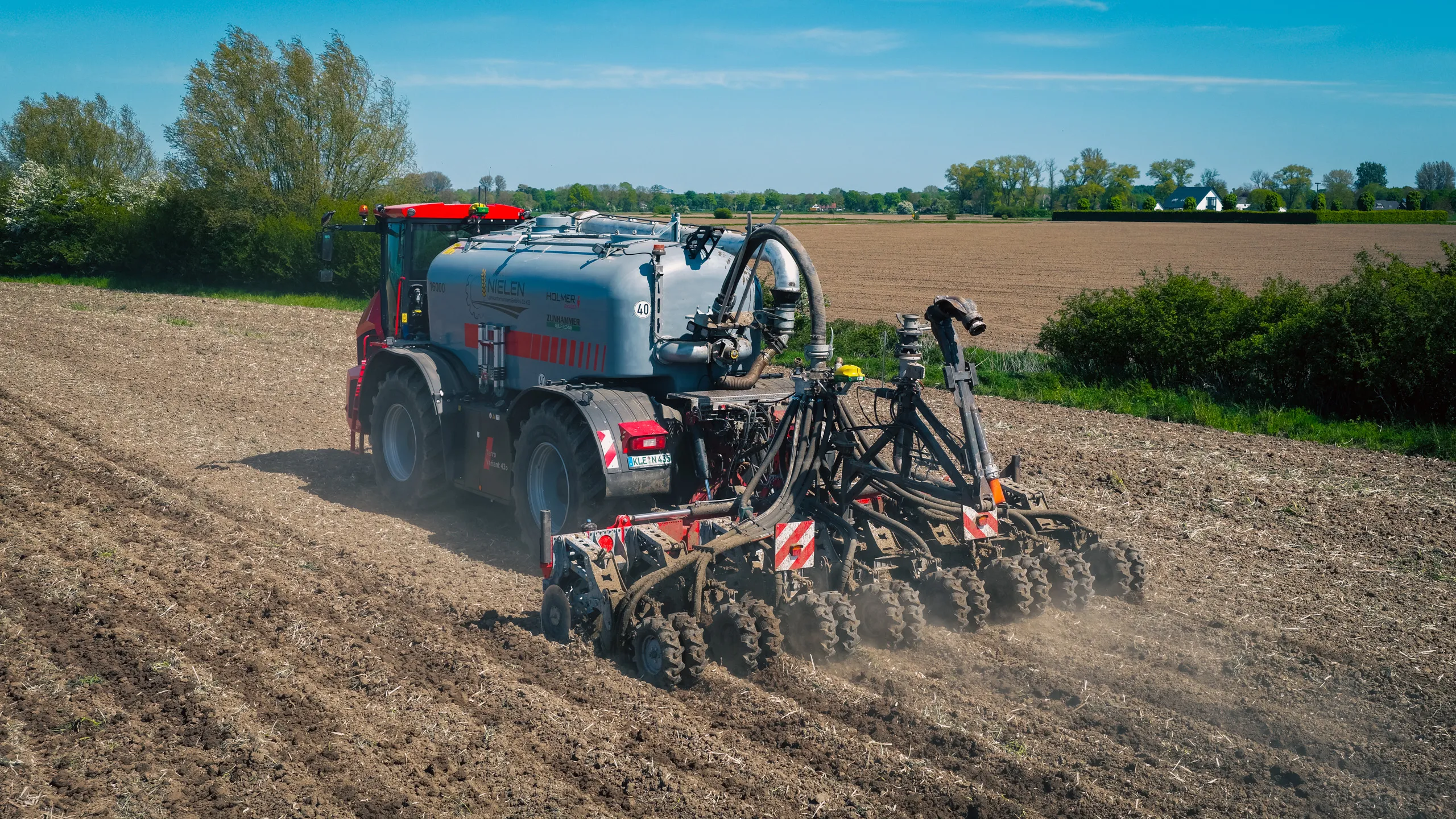 Unser Holmer Gülleselbstfahrer mit unserem neuen StripTill-Gerät aus der Vogelperspektive bei der Arbeit.